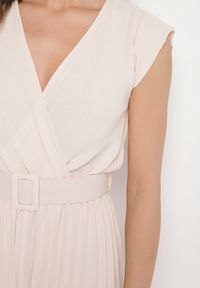 Born2be - Beżowy Kombinezon o Kopertowym Kroju z Plisami i Paskiem w Talii Salivania. Okazja: na co dzień. Kolor: beżowy. Styl: elegancki, casual