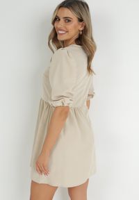 Born2be - Beżowa Taliowana Sukienka Mini z Ażurowymi Wycięciami Przy Dekolcie Chesine. Kolor: beżowy. Wzór: ażurowy. Długość: mini #2