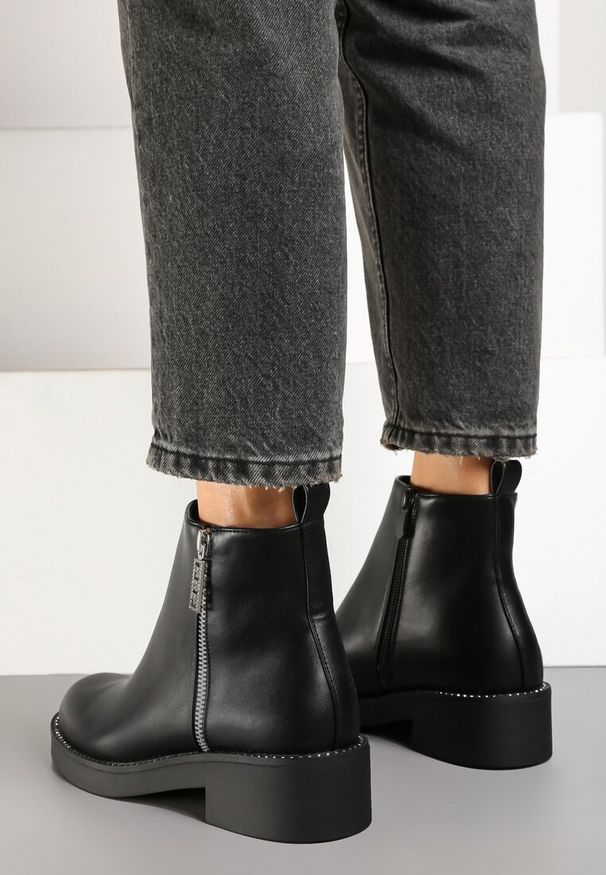 Renee - Czarne Płaskie Botki Ozdobione Cyrkoniami i Suwakiem Ravaline. Okazja: na co dzień. Kolor: czarny. Materiał: jeans. Wzór: aplikacja. Sezon: zima, jesień. Obcas: na obcasie. Styl: casual, elegancki. Wysokość obcasa: niski