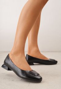 Born2be - Czarne Czółenka na Niskim Obcasie z Elegancką Aplikacją i Skórzaną Wkładką Cezaline. Okazja: na co dzień, do pracy, na spotkanie biznesowe. Kolor: czarny. Materiał: skóra. Wzór: aplikacja. Obcas: na obcasie. Styl: elegancki. Wysokość obcasa: niski #1