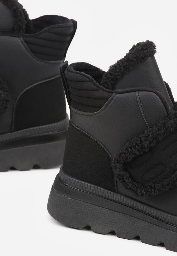 Renee - Czarne Śniegowce Ozdobione Futerkiem i Przeszyciami Newelara. Okazja: na co dzień. Zapięcie: rzepy. Kolor: czarny. Materiał: futro. Wzór: aplikacja. Styl: casual
