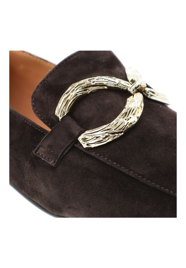 Półbuty damskie S.Barski, cholewka skóra naturalna wsuwany fason metalowa ozdoba na przodzie niski obcas kwadratowy nosek klasyczna linia minimalisty. Okazja: do pracy. Kolor: brązowy. Materiał: skóra. Szerokość cholewki: normalna. Wzór: aplikacja. Obcas: na obcasie. Styl: klasyczny. Wysokość obcasa: niski