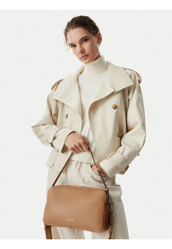 Calvin Klein Torebka Webbing 2X Strap Lg Camera Bag LV04F3642G Beżowy. Kolor: beżowy. Materiał: skórzane