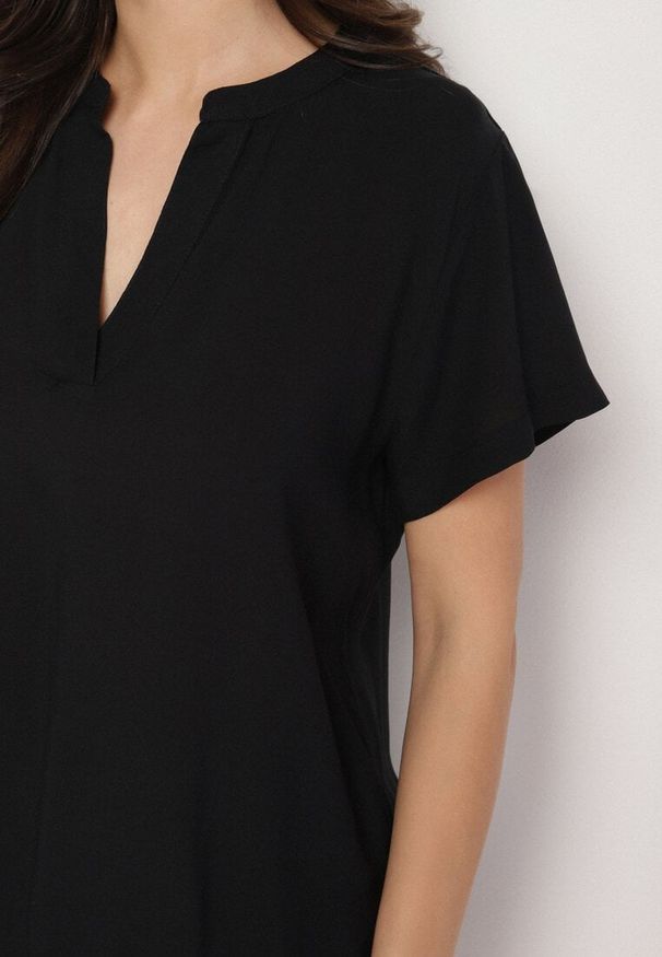 Born2be - Czarna Wiskozowa Bluzka z Trójkątnym Dekoltem Adnoria. Okazja: na spotkanie biznesowe, do pracy. Kolor: czarny. Materiał: wiskoza. Styl: biznesowy, elegancki