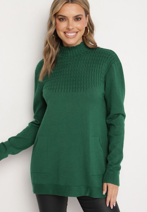 Born2be - Zielony Sweter z Półgolfem Bawełną i Kieszenią w Stylu Kangurka Emirielia. Okazja: na spotkanie biznesowe, do pracy, na co dzień. Kolor: zielony. Materiał: bawełna. Długość rękawa: długi rękaw. Długość: długie. Styl: biznesowy, elegancki, casual