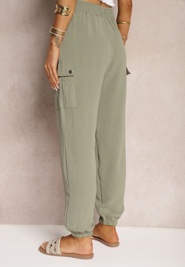 Renee - Ciemnozielone Spodnie Cargo High Waist Wykończone Gumką w Pasie Nellindra. Okazja: na co dzień. Stan: podwyższony. Kolor: zielony. Materiał: jedwab. Styl: elegancki, klasyczny, casual