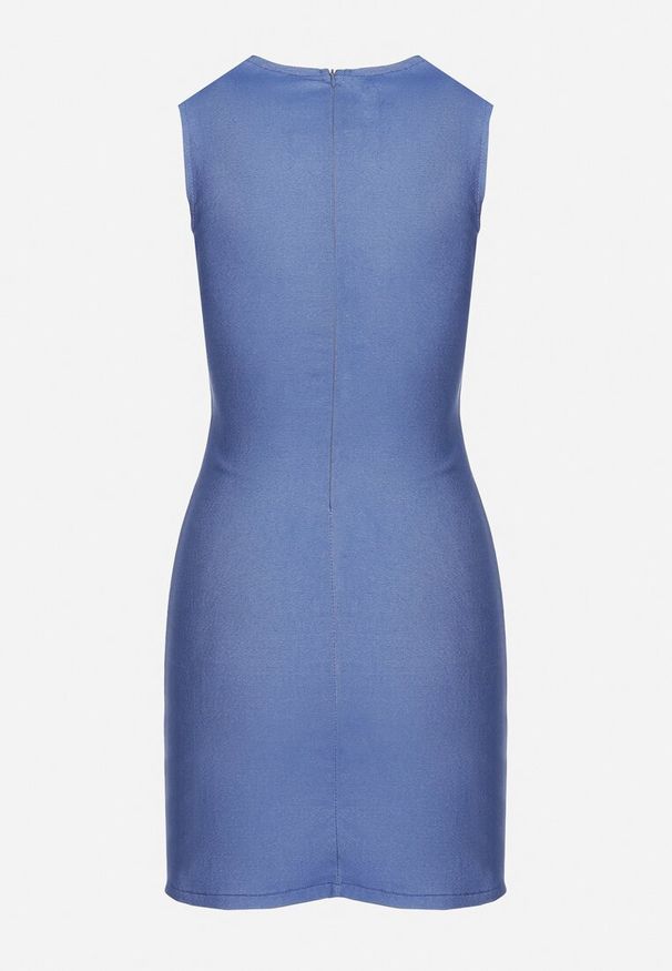 Born2be - Granatowa Sukienka Dopasowana z Głębokim Dekoltem Ozdobionym Paskiem z Klamrą Avernia. Okazja: na co dzień. Kolor: niebieski. Materiał: jeans. Wzór: aplikacja. Typ sukienki: proste. Styl: casual, klasyczny, elegancki