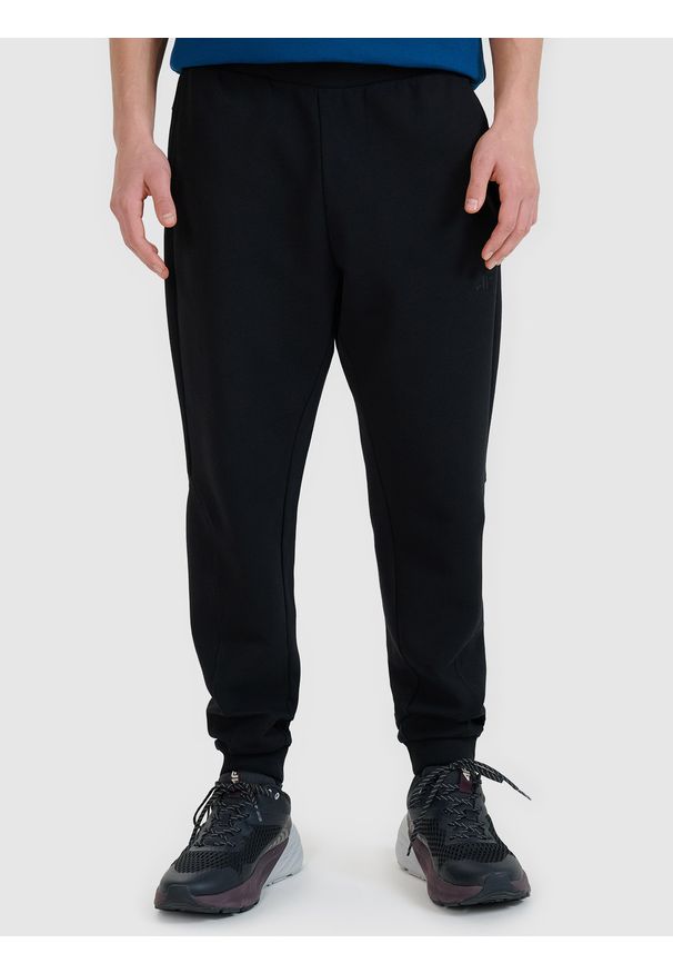 4f - 4F Spodnie dresowe joggery męskie - czarne XXL. Kolor: czarny. Materiał: dresówka. Wzór: ze splotem