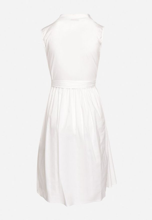 Born2be - Biała Rozkloszowana Sukienka z Bawełny o Koszulowym Kroju Wiązana w Pasie Calelia. Okazja: na co dzień. Kolor: biały. Materiał: bawełna. Typ sukienki: koszulowe. Styl: casual