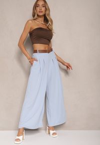 Renee - Jasnoniebieskie Spodnie o Szerokim Kroju High Waist Ozdobione Paskiem Rasalle. Okazja: na co dzień. Stan: podwyższony. Kolor: niebieski. Wzór: aplikacja. Styl: casual, elegancki