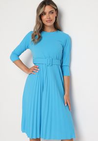 Born2be - Niebieska Sukienka Plisowana z Paskiem Gonge. Okazja: na co dzień, na imprezę. Kolor: niebieski. Typ sukienki: proste, dopasowane. Styl: klasyczny, casual, elegancki #5