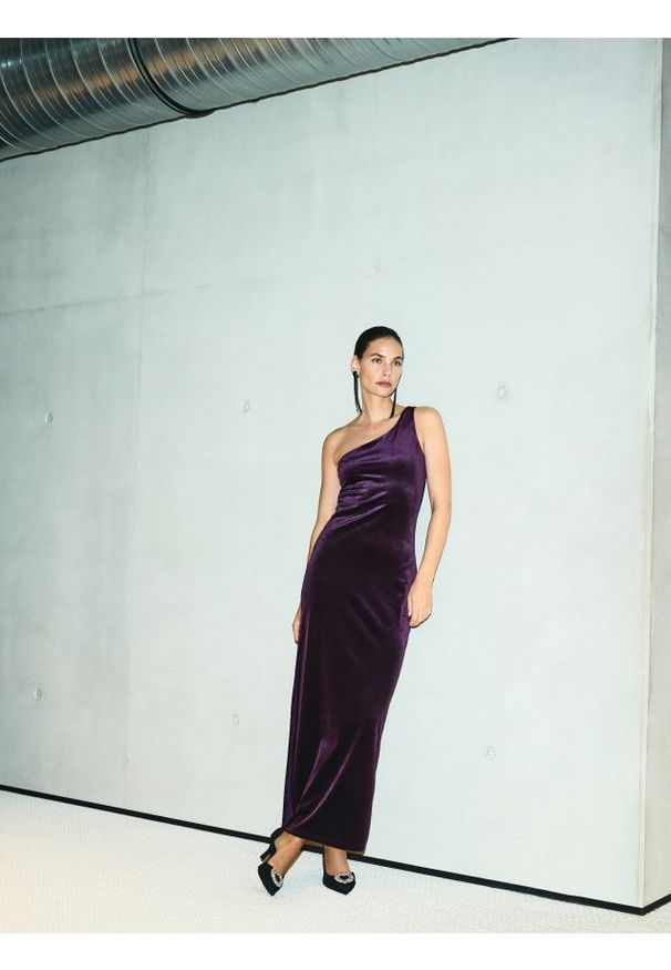 Reserved - Sukienka na jedno ramię - ciemnofioletowy. Kolor: fioletowy. Materiał: dzianina, welur