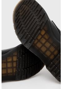Dr. Martens Workery skórzane 1460 damskie kolor czarny na płaskim obcasie. Nosek buta: okrągły. Zapięcie: sznurówki. Kolor: czarny. Materiał: skóra. Obcas: na obcasie. Wysokość obcasa: niski