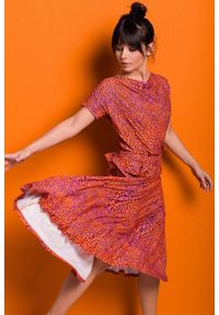 Be Active - Rozkloszowana sukienka w panterkę wiązana w talii pomarańczowa. Kolor: pomarańczowy. Materiał: dzianina, elastan, bawełna. Wzór: motyw zwierzęcy. Długość: midi #4