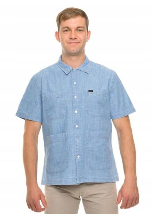 Lee - LEE 4 PKT RESORT SHIRT RELAXED FIT MĘSKA KOSZULA JEANSOWA KRÓTKI RĘKAW SUMMER BLUE L67QNSNJ. Materiał: jeans. Długość rękawa: krótki rękaw. Długość: krótkie