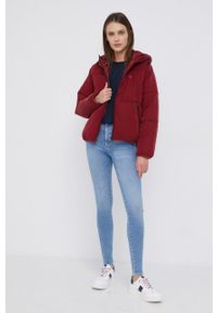 Calvin Klein Jeans Kurtka damska kolor czerwony zimowa. Okazja: na co dzień. Kolor: czerwony. Materiał: materiał. Długość rękawa: raglanowy rękaw. Wzór: gładki. Sezon: zima. Styl: casual