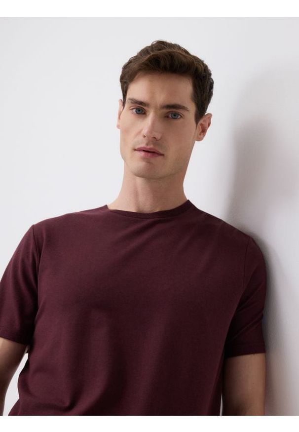Reserved - T-shirt regular z włóknem bambusowym - bordowy. Kolor: czerwony. Materiał: włókno