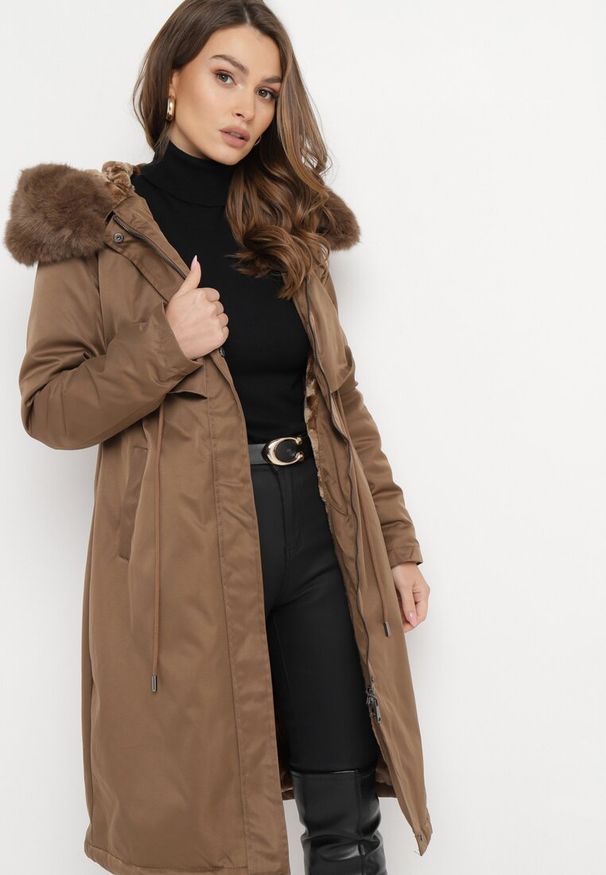 Born2be - Brązowa Kurtka za Kolano ze Ściągaczem i Kapturem z Futerkiem Adoresa. Kolor: brązowy. Materiał: futro