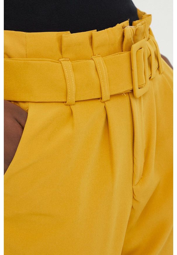 Answear Lab spodnie damskie kolor żółty proste high waist. Stan: podwyższony. Kolor: żółty. Materiał: materiał. Styl: wakacyjny