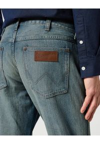 Wrangler - WRANGLER MĘSKIE SPODNIE JEANSOWE GREENSBORO SAGE WASH 112357417 W15Q008821