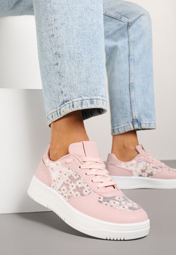 Renee - Różowe Sneakersy z Haftem i Zdobieniami z Siateczki Lirivessa. Okazja: na co dzień, na spotkanie biznesowe, do pracy. Kolor: różowy. Materiał: jeans. Szerokość cholewki: normalna. Wzór: aplikacja, haft