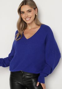 Born2be - Granatowy Sweter z Dekoltem w V z Domieszką Kaszmiru Mariara. Okazja: na co dzień. Typ kołnierza: dekolt w kształcie V. Kolor: niebieski. Materiał: kaszmir. Wzór: bez wzorów. Styl: casual