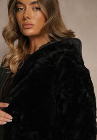 Renee - Czarna Dwustronna Kurtka z Pikowanymi Przeszyciami i Kapturem Tianessa. Kolor: czarny. Materiał: dzianina, poliester. Styl: elegancki, sportowy #3