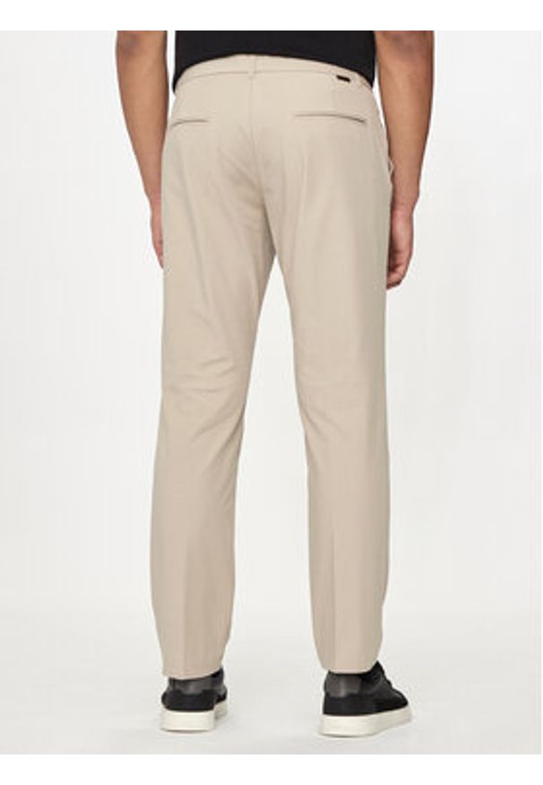 Guess Spodnie materiałowe M4YB01 WG9Z2 Beżowy Slim Fit. Kolor: beżowy. Materiał: syntetyk