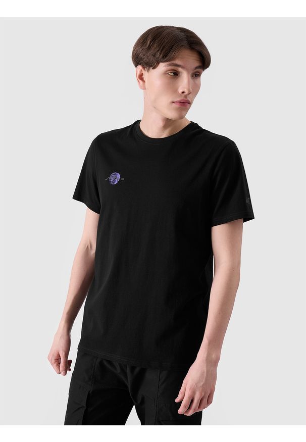 4f - 4F T-shirt regular z nadrukiem męski - czarny L. Okazja: na co dzień. Kolor: czarny. Materiał: bawełna, jersey, dzianina. Długość rękawa: krótki rękaw. Długość: krótkie. Wzór: nadruk. Styl: sportowy, klasyczny, casual