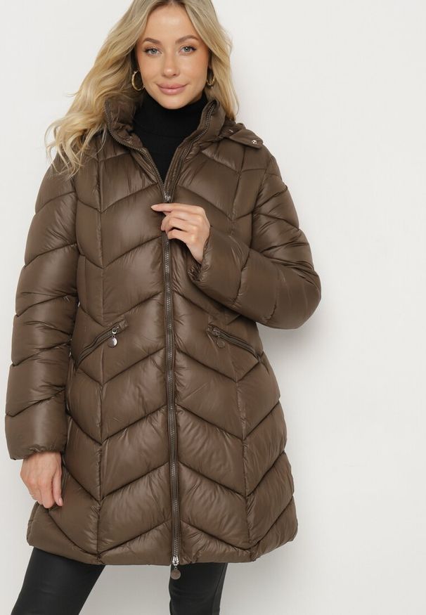 Born2be - Brązowa Pikowana Kurtka o Taliowanym Kroju z Kapturem i Futrzaną Podszewką Emithalla. Okazja: na co dzień. Typ kołnierza: kaptur. Kolor: brązowy. Materiał: futro. Długość rękawa: długi rękaw. Długość: długie. Styl: casual, elegancki, klasyczny