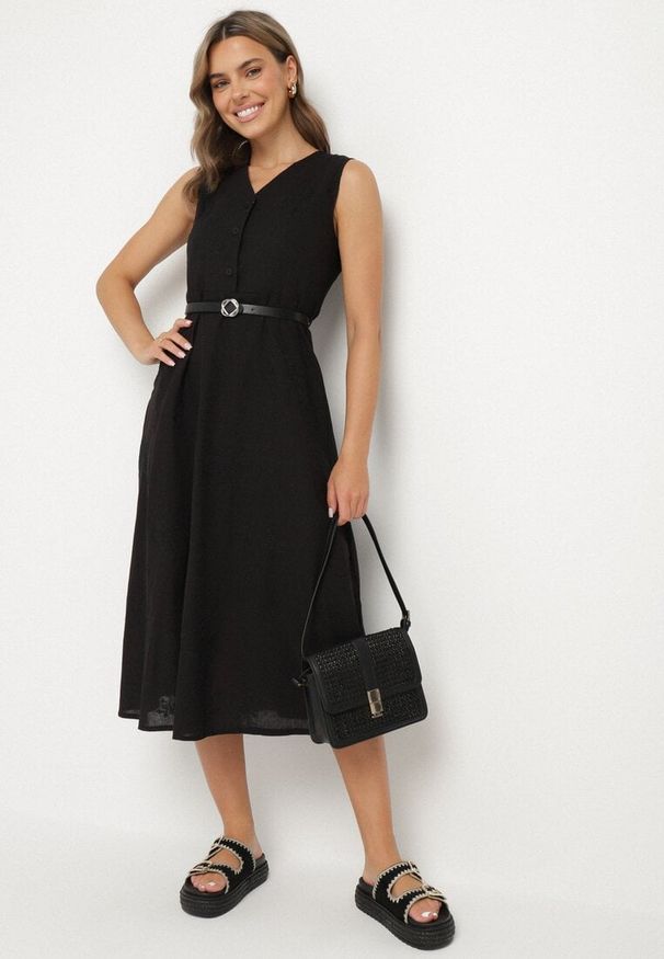 Born2be - Czarna Koszulowa Sukienka z Wiskozy z Bawełną Ozdobiona Paskiem Rivebia. Okazja: na co dzień. Kolor: czarny. Materiał: bawełna, wiskoza. Wzór: aplikacja. Typ sukienki: koszulowe. Styl: casual, elegancki