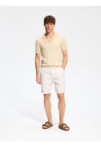 Reserved - Sweter polo z wiskozą - kremowy. Typ kołnierza: polo. Kolor: kremowy. Materiał: wiskoza #1