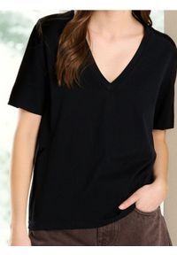 Sinsay - Bawełniana koszulka z dekoltem V - czarny. Kolor: czarny. Materiał: bawełna