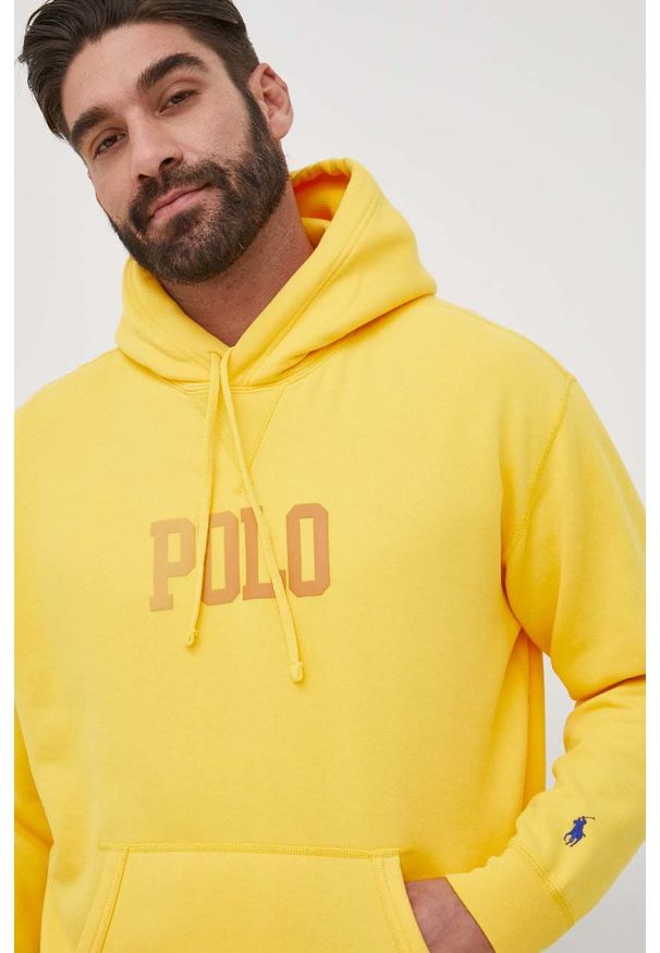 Polo Ralph Lauren bluza męska kolor żółty z kapturem z nadrukiem. Typ kołnierza: polo, kaptur. Kolor: żółty. Materiał: dzianina. Wzór: nadruk