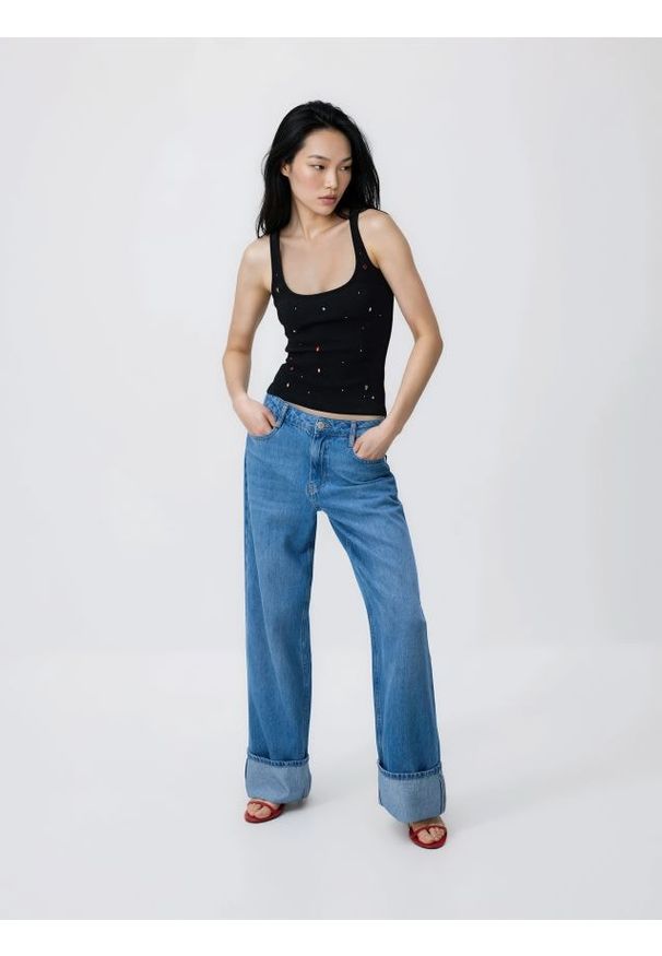 Reserved - Top z błyszczącymi aplikacjami - czarny. Kolor: czarny. Materiał: bawełna, dzianina. Wzór: aplikacja