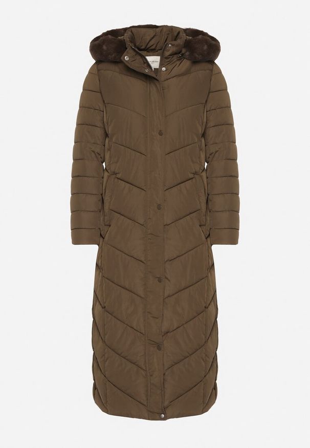 Born2be - Ciemnozielona Długa Kurtka Zimowa z Pikowaniem Paskiem i Kapturem z Futrem Retilma. Kolor: zielony. Materiał: futro. Długość: długie. Sezon: zima. Styl: elegancki