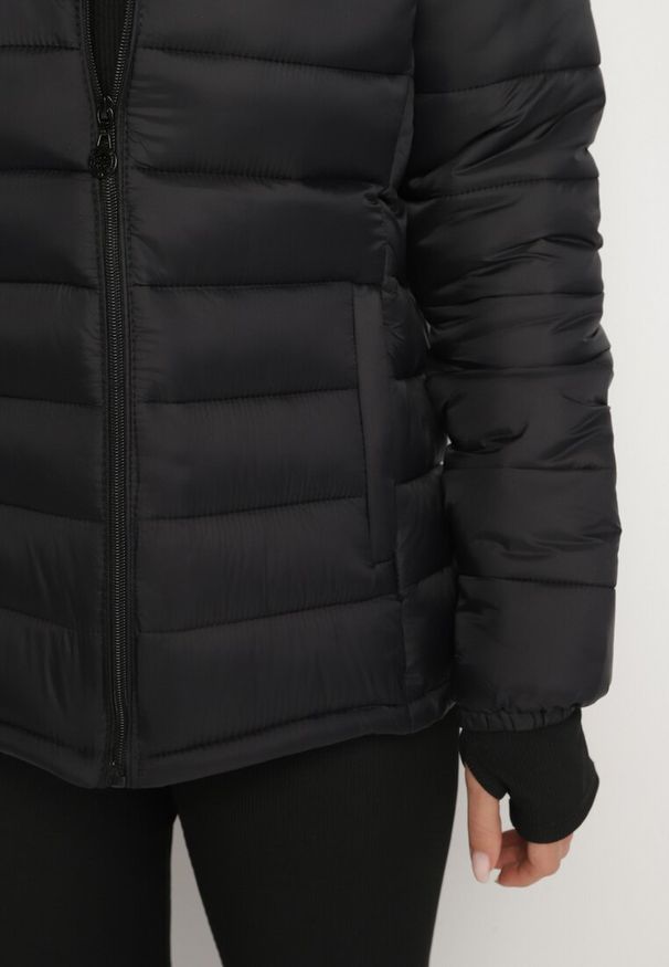 Born2be - Czarna Prosta Kurtka Pikowana z Odpinanym Kapturem i Zasuwanymi Kieszeniami Lalabrine. Okazja: do pracy, na co dzień. Kolor: czarny. Materiał: jeans. Długość rękawa: długi rękaw. Długość: długie. Styl: casual, elegancki