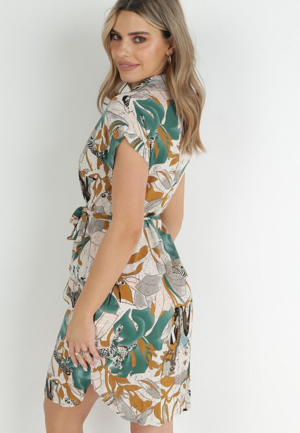 Born2be - Zielona Sukienka Koszulowa Mini Wiązana w Pasie Zoltia. Kolor: zielony. Długość rękawa: krótki rękaw. Wzór: aplikacja, motyw zwierzęcy. Typ sukienki: koszulowe. Długość: mini