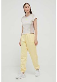 adidas Originals spodnie dresowe kolor żółty gładkie. Kolor: żółty. Materiał: dresówka. Wzór: gładki #1