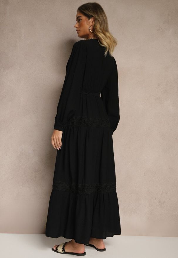 Renee - Czarna Wiskozowa Sukienka o Rozkloszowanym Kroju z Wiązanym Paskiem i Koronką Reisavien. Okazja: na co dzień, na spacer. Typ kołnierza: dekolt w serek. Kolor: czarny. Materiał: koronka, wiskoza. Wzór: koronka. Typ sukienki: rozkloszowane. Styl: casual, elegancki