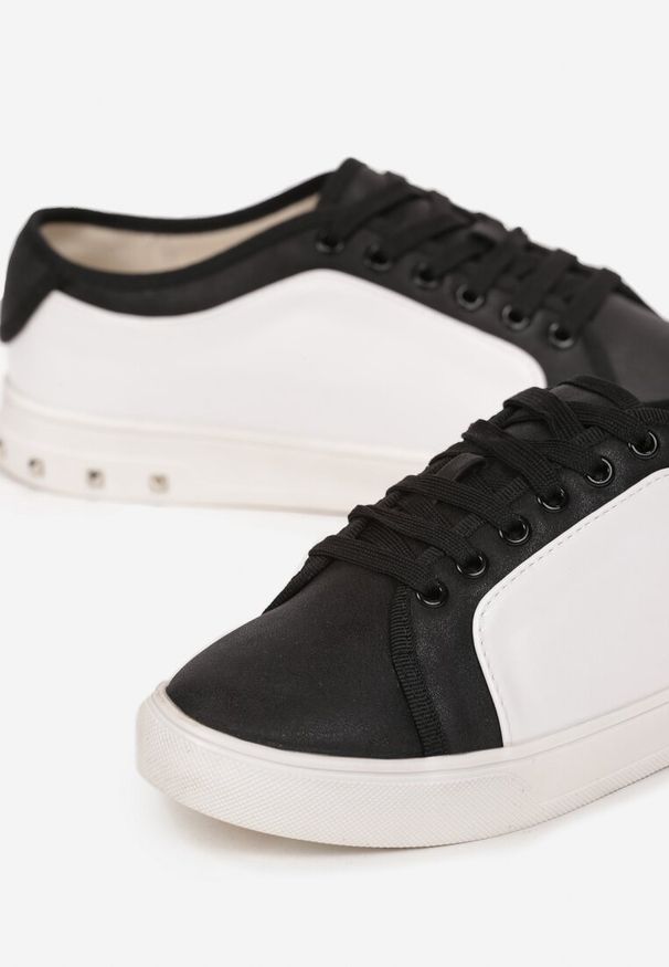 Born2be - Biało-Czarne Sneakersy z Błyszczącymi Zdobieniami i Ćwiekami na Podeszwie Therriam. Kolor: biały. Wzór: aplikacja