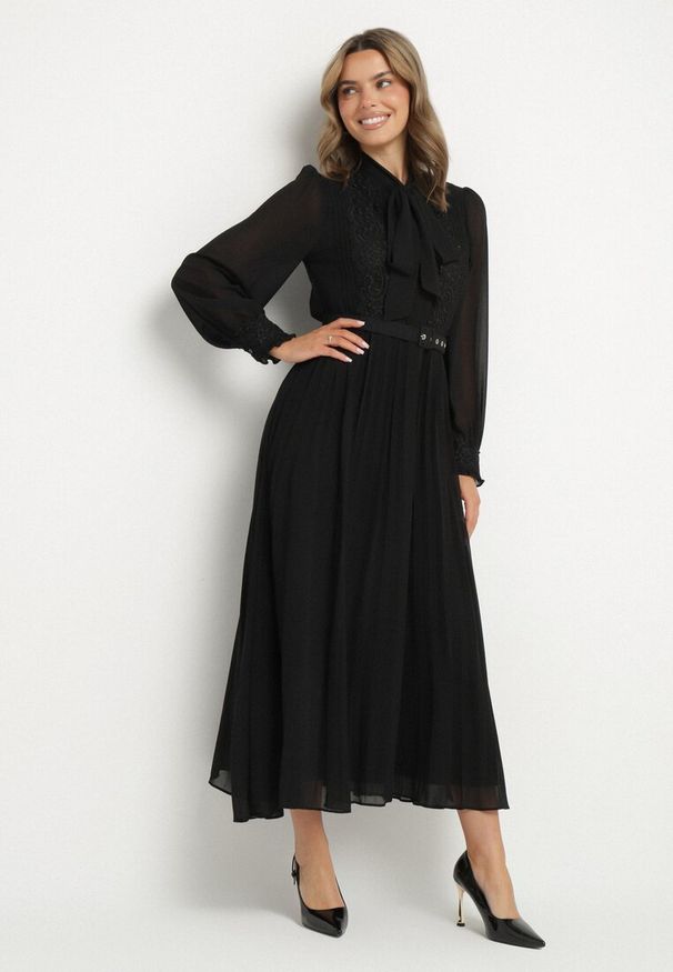 Born2be - Czarna Rozkloszowana Sukienka Maxi z Plisowanym Dołem i Paskiem Brofilla. Okazja: na co dzień. Kolor: czarny. Materiał: poliester, materiał, koronka. Wzór: aplikacja, koronka. Styl: casual, klasyczny. Długość: maxi
