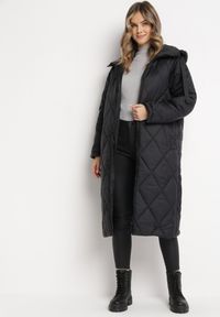 Born2be - Czarna Długa Kurtka Pikowana Płaszcz z Nieodpinanym Kapturem Rordanos. Kolor: czarny. Długość rękawa: długi rękaw. Długość: długie #5