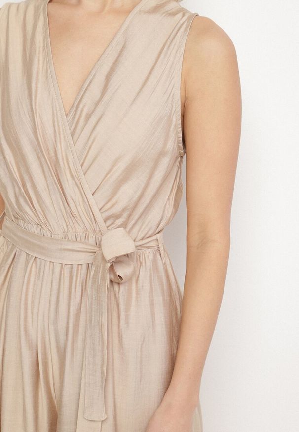 Born2be - Beżowy Taliowany Kombinezon z Wiskozą i Paskiem Evithrae. Okazja: na co dzień. Kolor: beżowy. Materiał: wiskoza. Styl: elegancki, klasyczny, casual, wizytowy