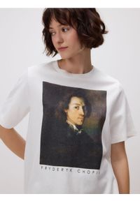 Reserved - T-shirt z nadrukiem - złamana biel. Materiał: dzianina, bawełna. Wzór: nadruk #1