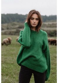 Marsala - Sweter oversize z bufiastym rękawem DARK GREEN - RIVERO. Okazja: na co dzień. Materiał: wełna, akryl. Sezon: lato, jesień, wiosna, zima. Styl: casual