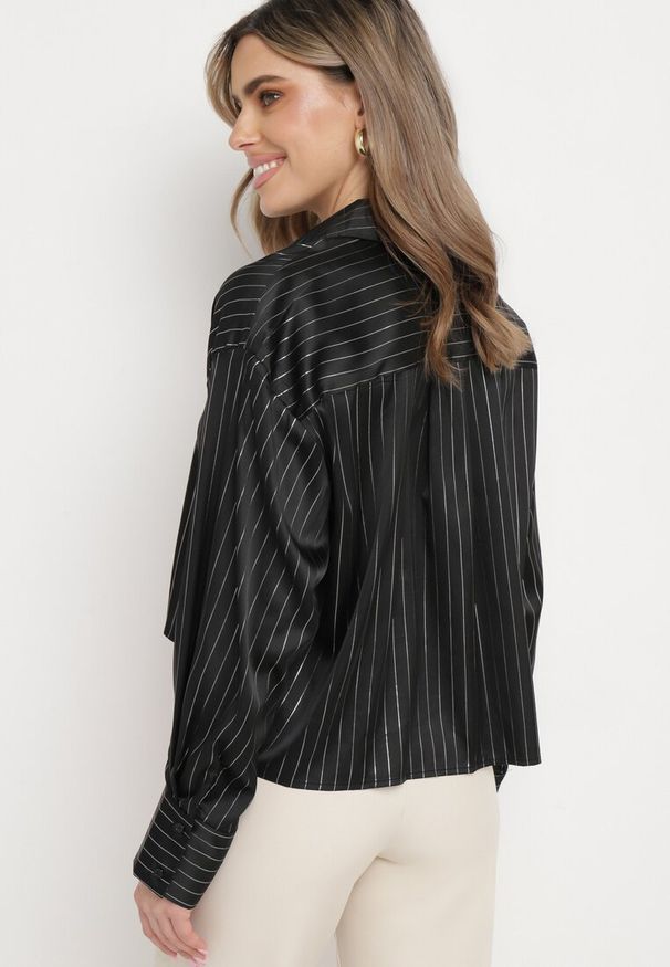 Born2be - Czarna Koszula Oversize Ozdobiona Metaliczną Nicią Ivenna. Kolor: czarny. Wzór: aplikacja