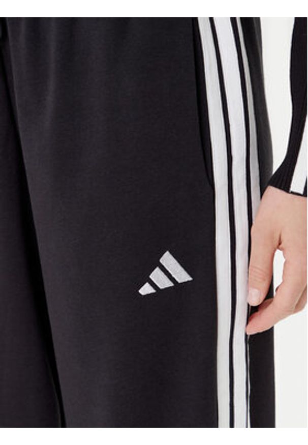 Adidas - adidas Spodnie dresowe Essentials 3-Stripes Fleece JE1276 Czarny Loose Fit. Kolor: czarny. Materiał: bawełna