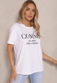 Renee - Biały T-shirt z Bawełny Ozdobiony Napisami Sanelna. Okazja: na co dzień. Kolor: biały. Materiał: bawełna. Wzór: aplikacja, napisy. Styl: casual, elegancki #5