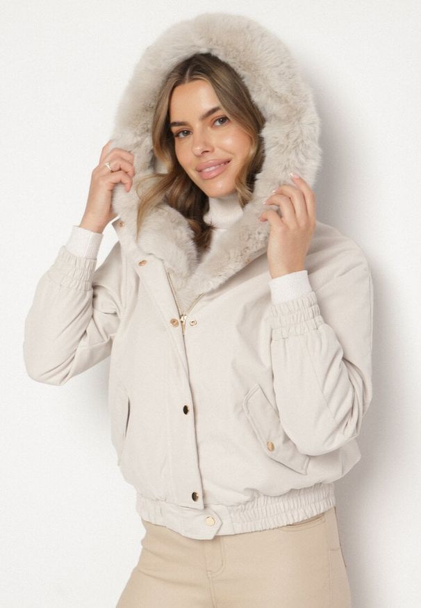 Born2be - Jasnobeżowa Kurtka Bomberka z Futrzanym Obszyciem i Kapturem Rannasa. Okazja: na co dzień. Kolor: beżowy. Materiał: futro. Styl: casual